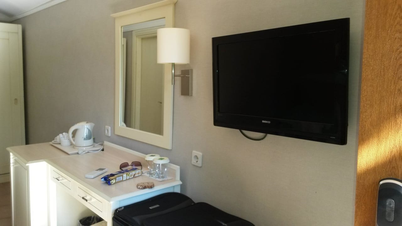 Minibar und Fernseher Can Garden Beach