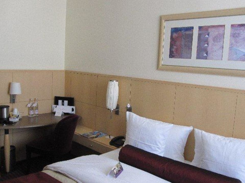Bett und Schreibtisch Hotel Mondial am Dom Cologne- MGallery