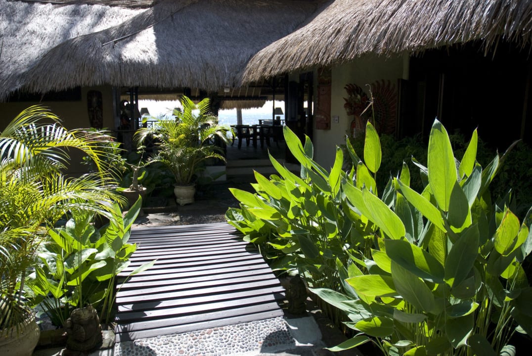 Eingang zur Lobby Alam Anda Ocean Front Resort & Spa