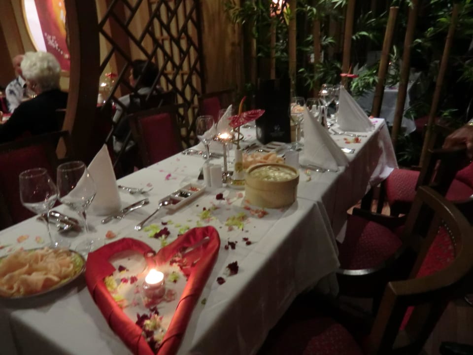 Geburtstagstisch im Chinarestaurant des Hotels Diamond Excellence Resort & Spa