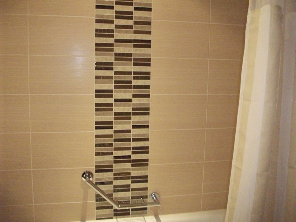 Sehr schön gestaltetes Fliesen-Design im Bad Hilton Garden Inn Frankfurt Airport