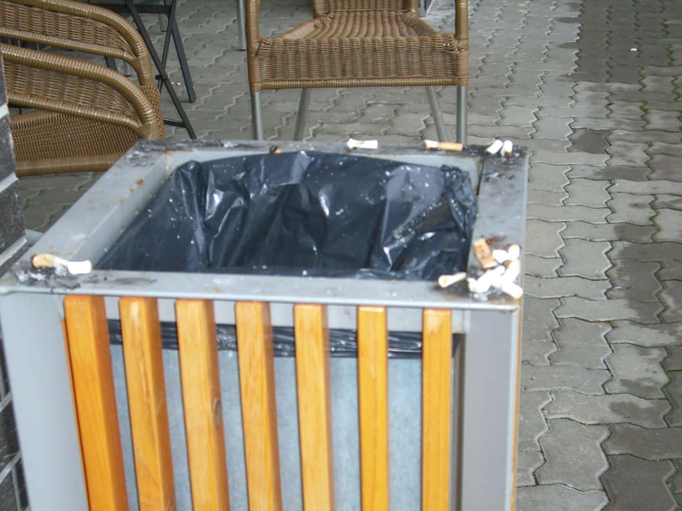 Mülleimer vor dem Hallenbad Caramell Premium Resort