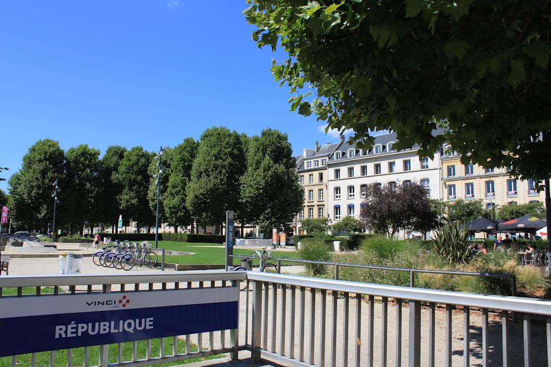 Parking république - hotel fontaine caen centre Hôtel La Fontaine Caen Centre