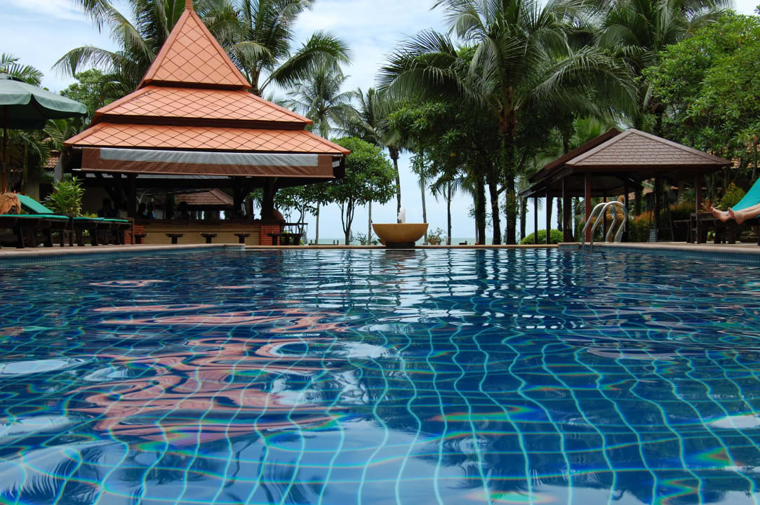 Hauptpool mit Blick zum Meer Khao Lak Bayfront Resort
