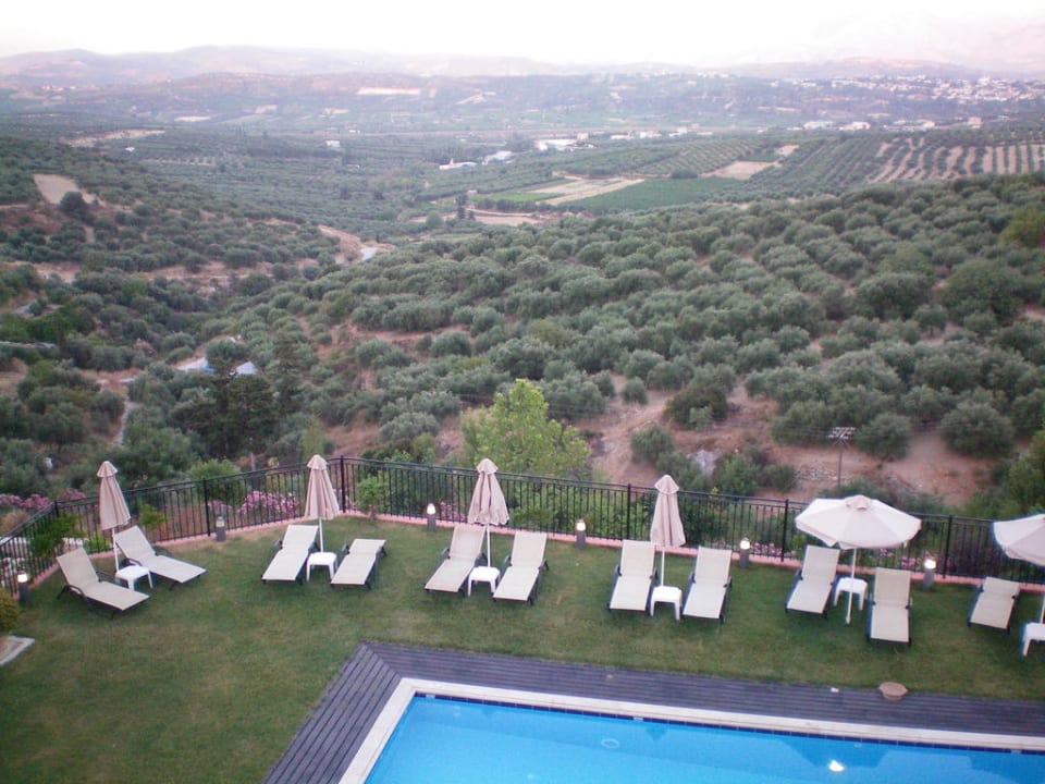 Gartenanlage mit Pool Hotel Katalagari Country Suites