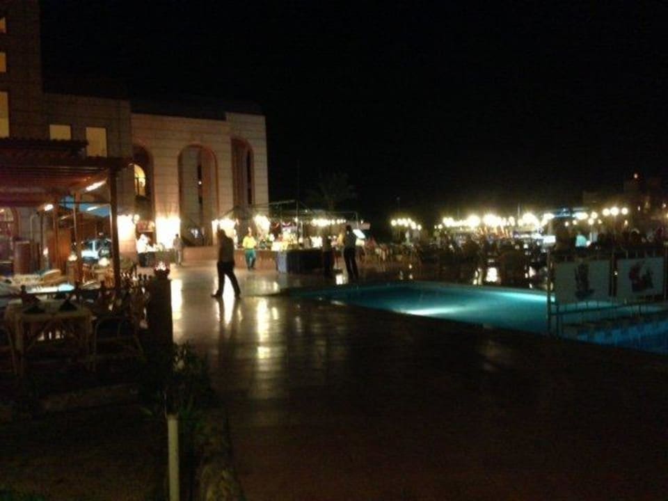 Abendessen am Pool Akassia Swiss Resort