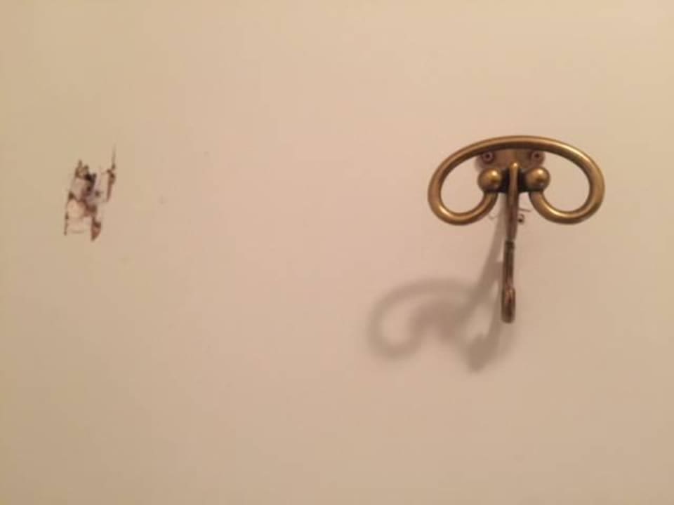 Loch in der Badezimmertür STROBLHOF Active Family SPA Resort