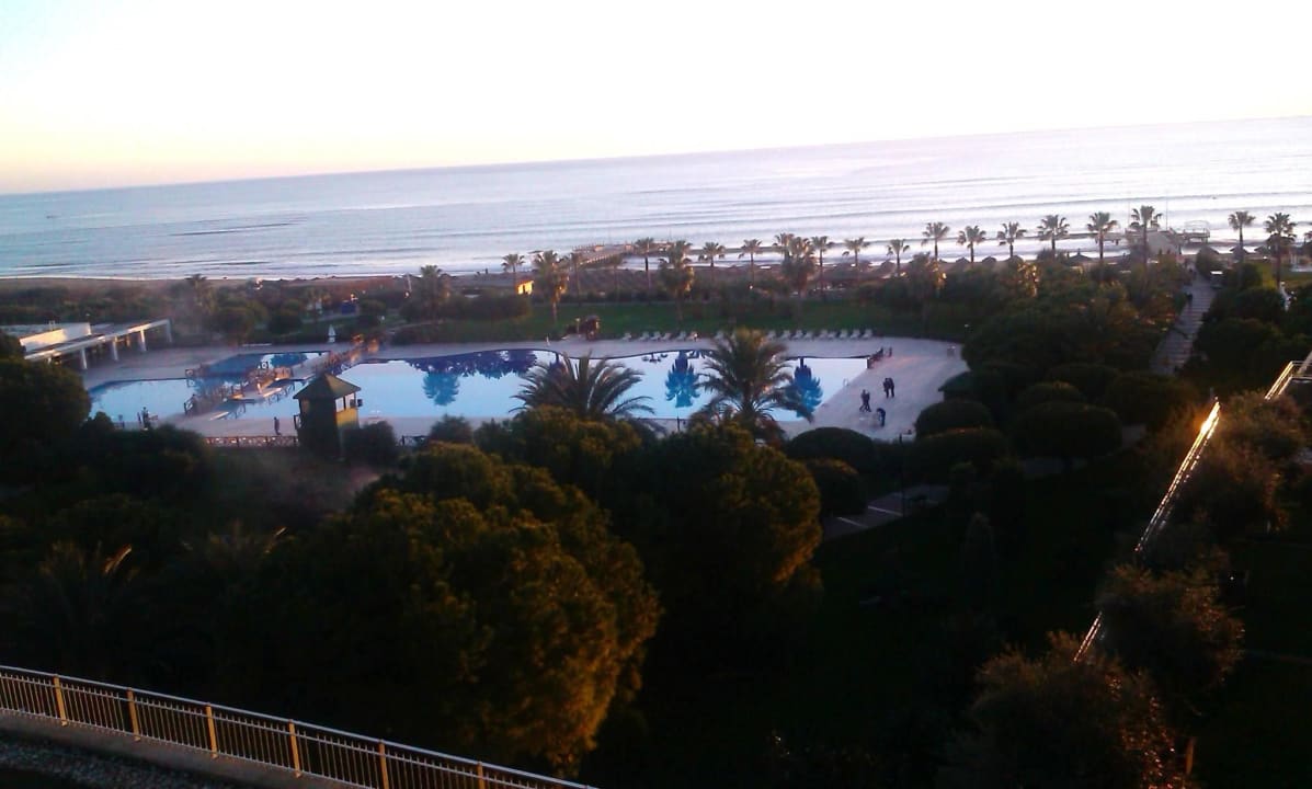 Ausblick auf Poolanlage und Meer Voyage Belek Golf & Spa