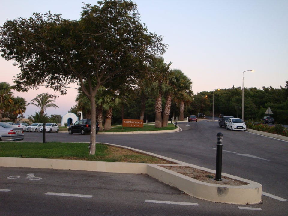 Zufahrt Kresten Palace Hotel