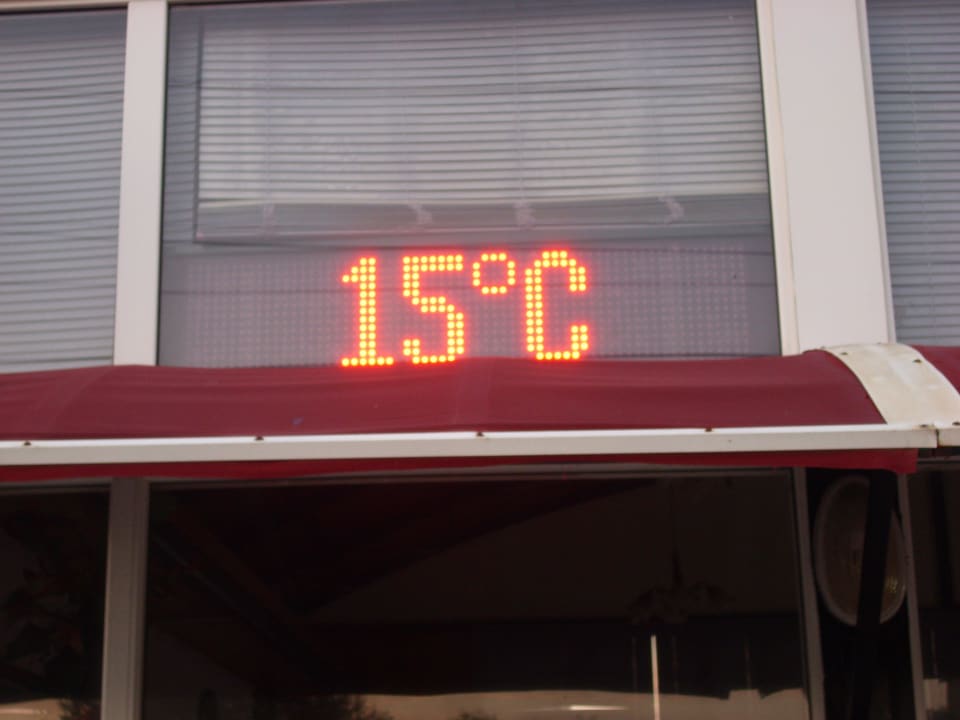 Anzeige über dem Lobbyeingang Sayanora Hotel