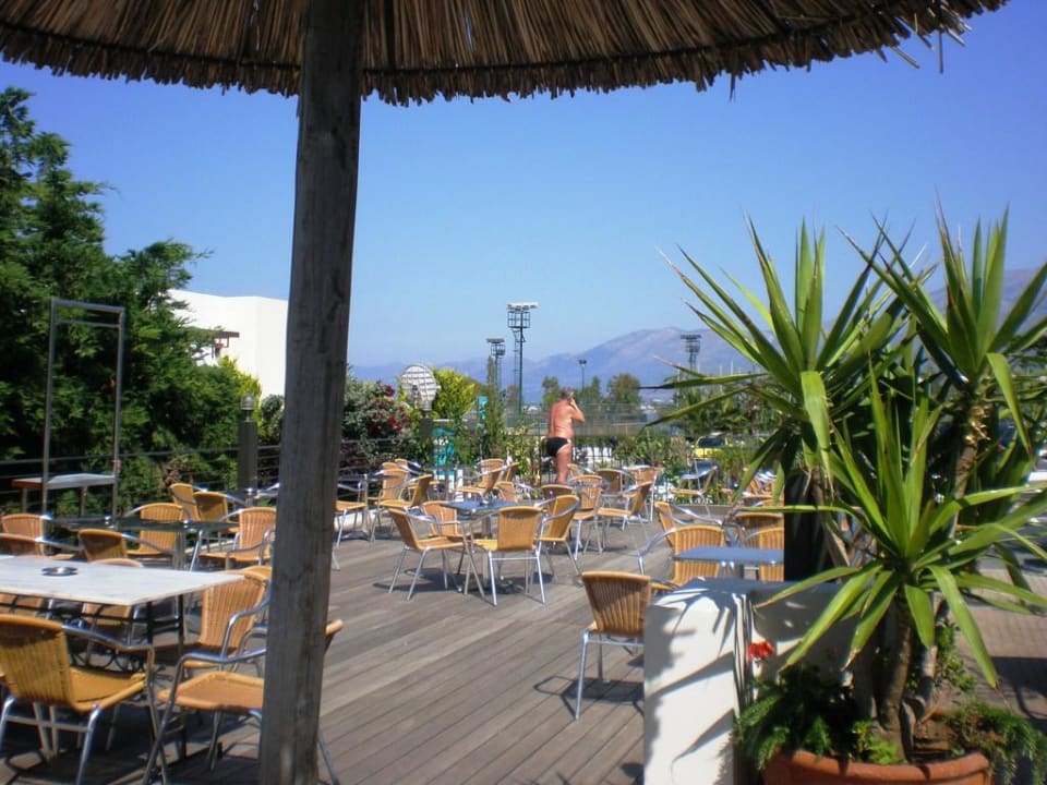 Stoliki i krzesła na tarasie Arminda Hotel and SPA