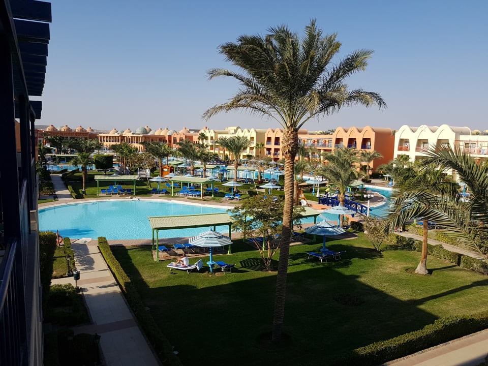 Blick vom Balkon auf die Anlage Titanic Beach Spa & Aqua Park