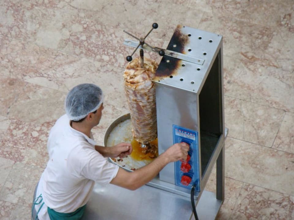 Готовка мяса во дворе Solim Inn Hotel