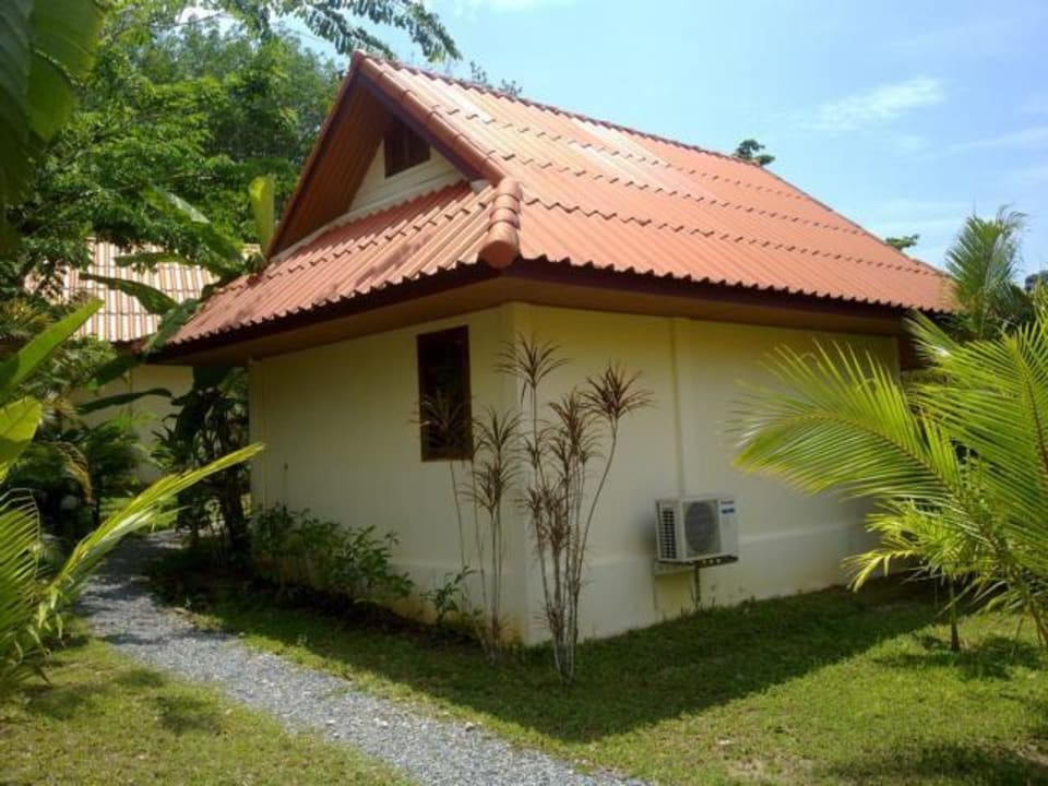 Einer der Bungalows Hotel Khaolak Riverside Bungalow