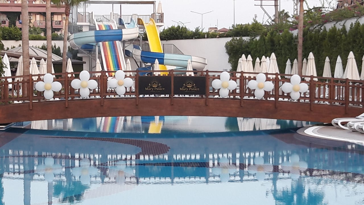 Pool Mary Hotel Side