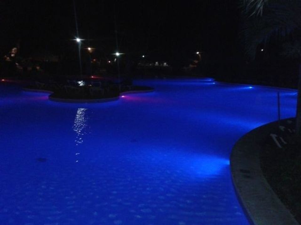 Der Pool bei Nacht Vik Hotel Arena Blanca & Cayena Beach