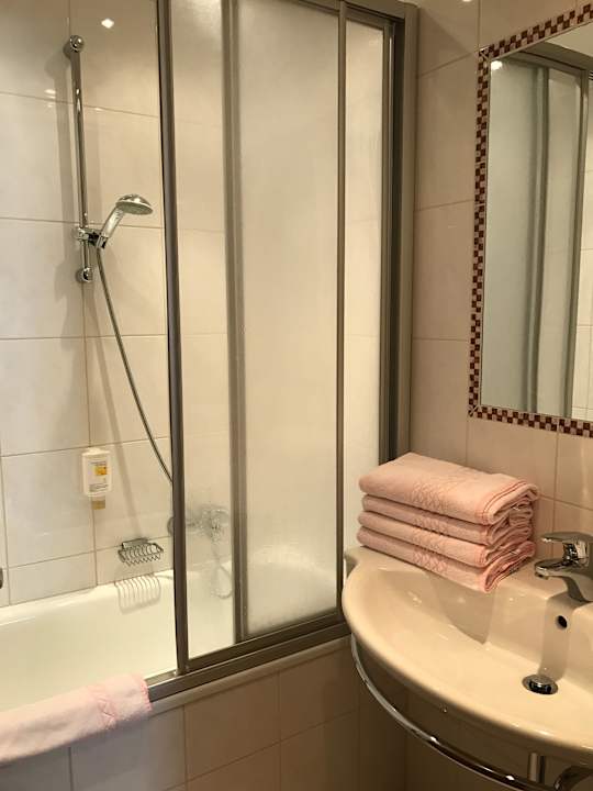 Badezimmer mit Badewanne Hanneshof Resort - Gästehaus Maier