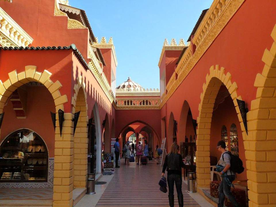 Вид отеля на территории Pickalbatros Alf Leila Wa Leila Resort - Neverland Hurghada