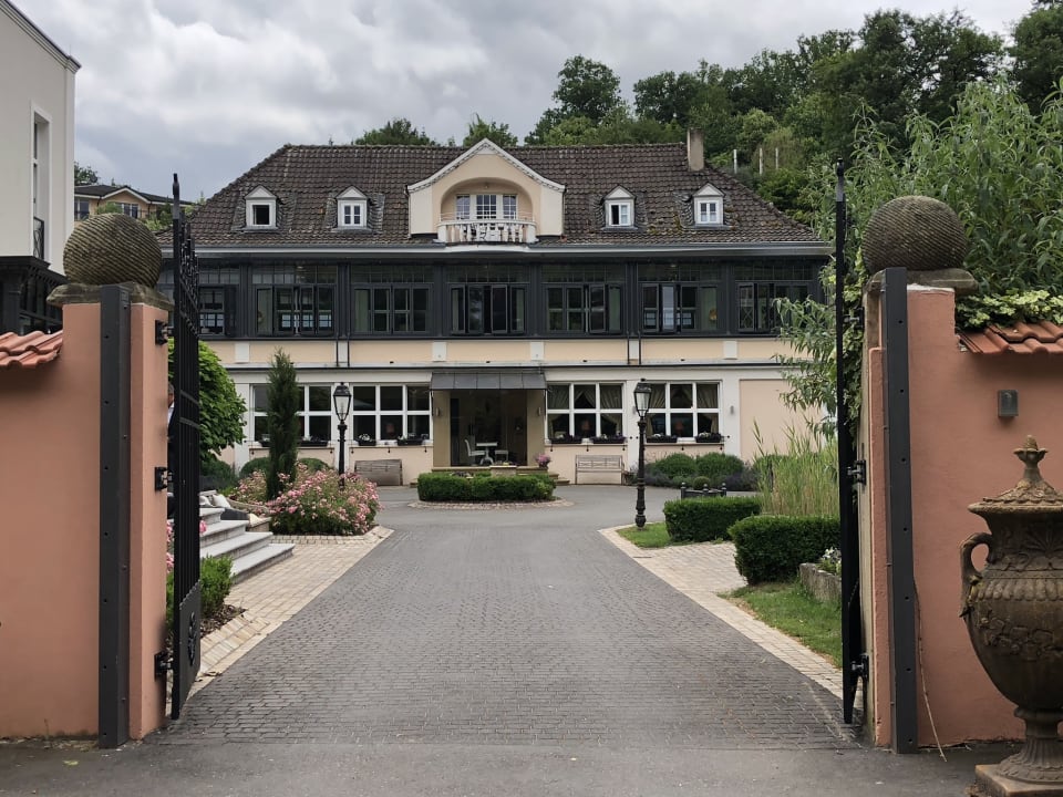 Eingang auf das Hotelgelände BollAnts Spa im Park