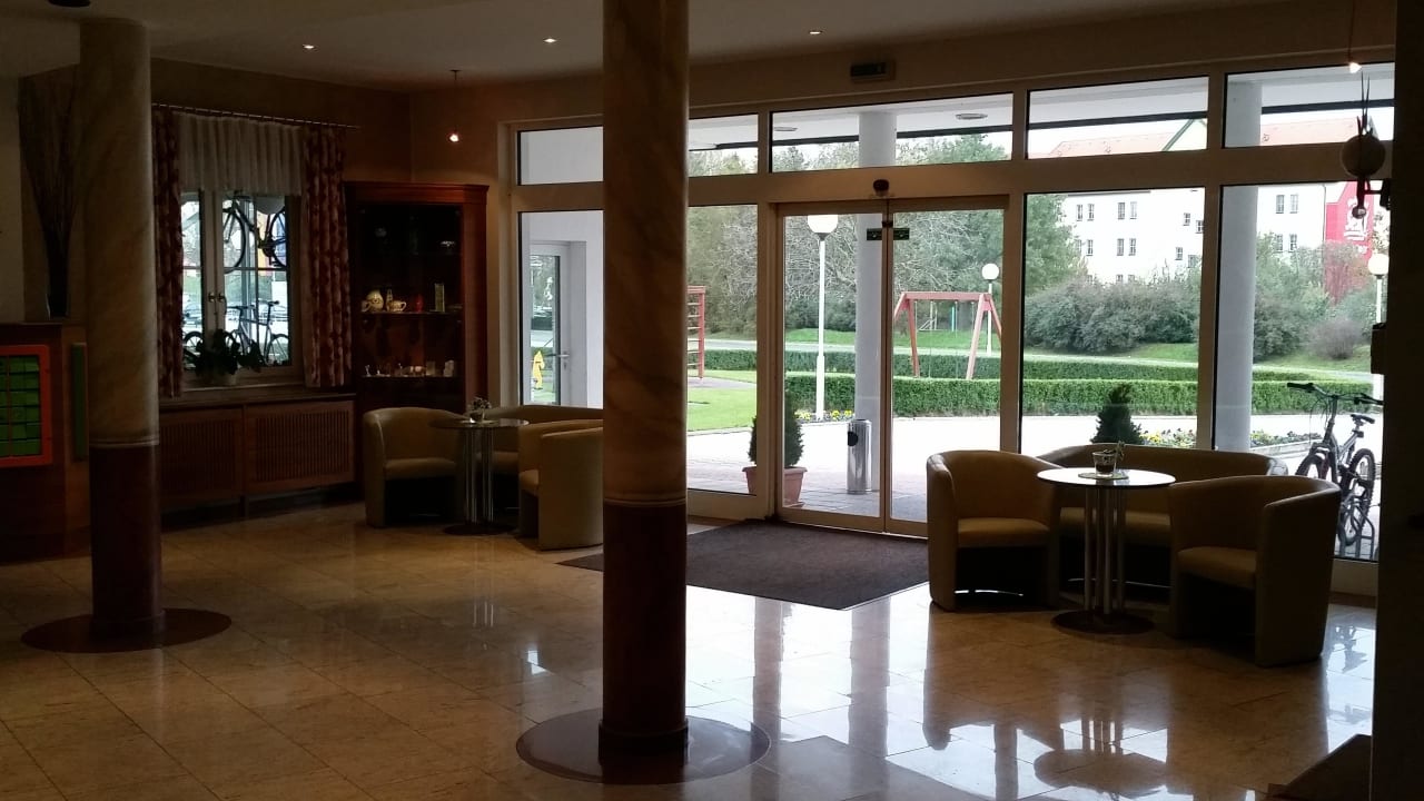 Eingang Thermenhotel Kurz