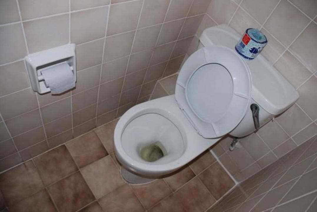 Toilette auf dem Zimmer Travellers Beach Hotel & Club