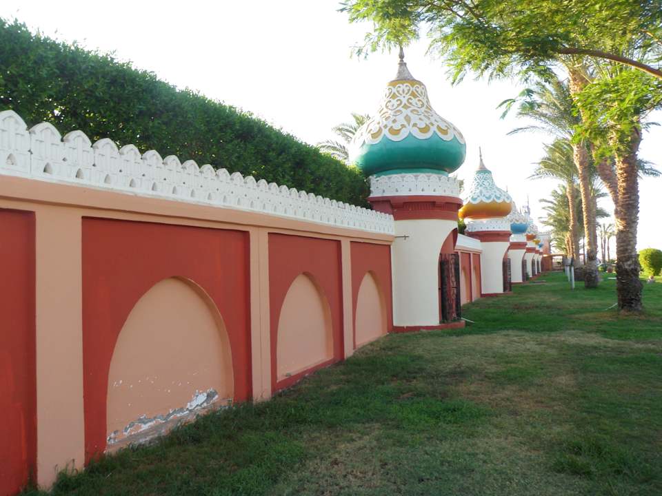 Przed hotelem Pickalbatros Alf Leila Wa Leila Resort - Neverland Hurghada