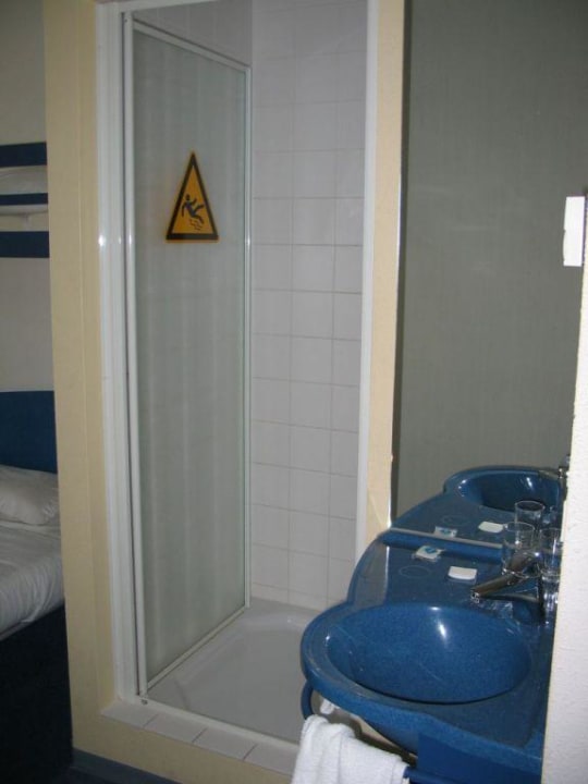 Basin and shower Ibis budget Wien Sankt Marx