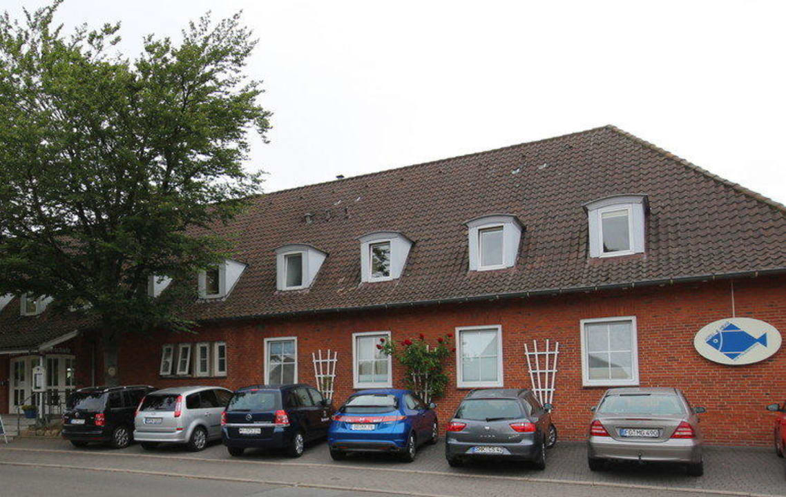 Straßenfront Hotel Alte Fischereischule