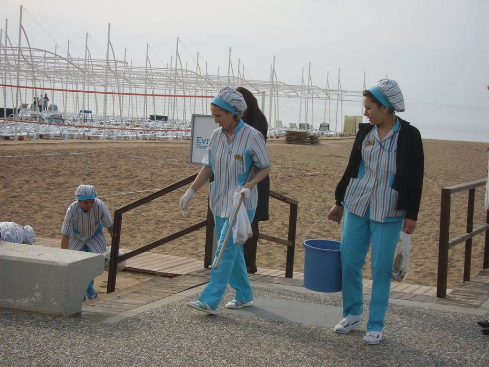 Auch der Strand wird gewissenhaft gesäubert Sunis Evren Beach Resort Hotel & Spa