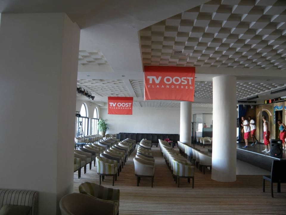 Bar + Show-Room (mit aufdringlicher Werbung) Club Palm Azur