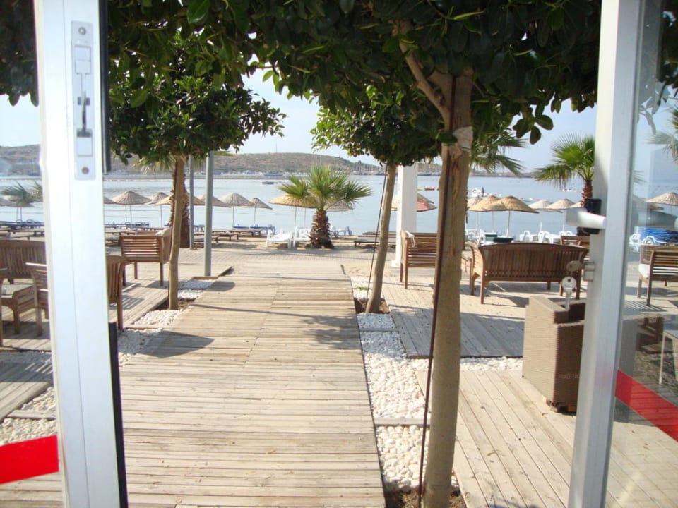 Blick & Durchgang vom Restaurant zum Strand Very Chic Bodrum Adult Only