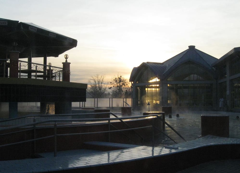 Öffentliche Therme mit Verbindungsgang Park Inn by Radisson Sárvár  Resort & Spa