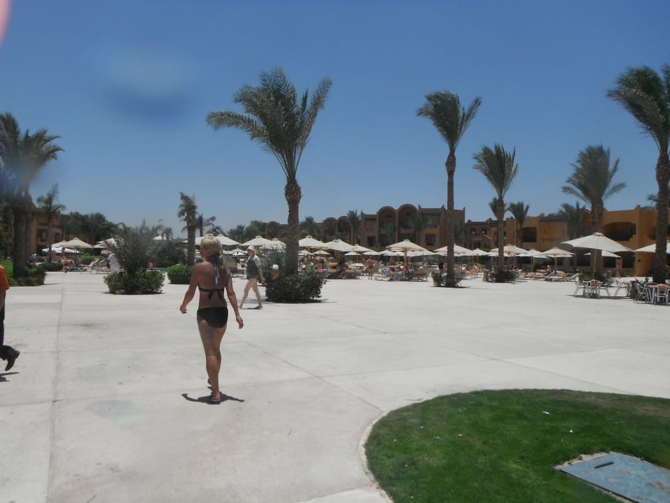 Dort geht es vom Strand zum zweiten Pool Stella Beach Resort & Spa Makadi Bay