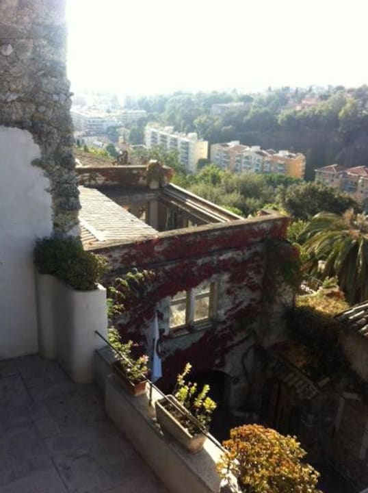 Restaurant ohne Dach vom Balkon aus gesehen Hotel Chateau Le Cagnard