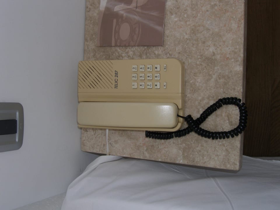 Vergilbtes Telefon aus der Zeit der Hoteleröffnung Hotel Grecian Park