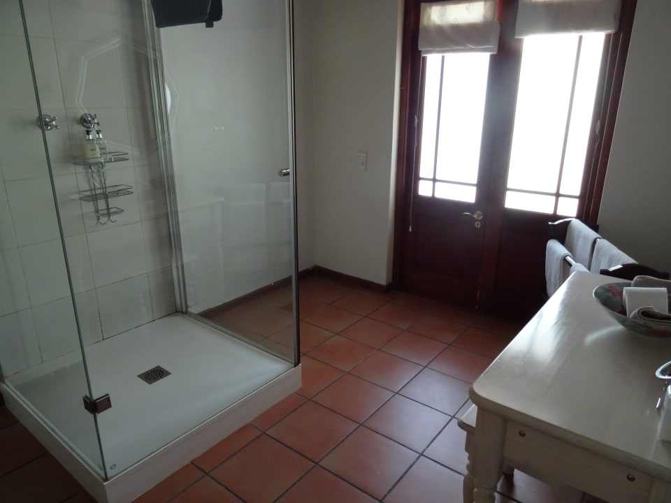 Sehr großes Bad Hotel La Fontaine Guest House