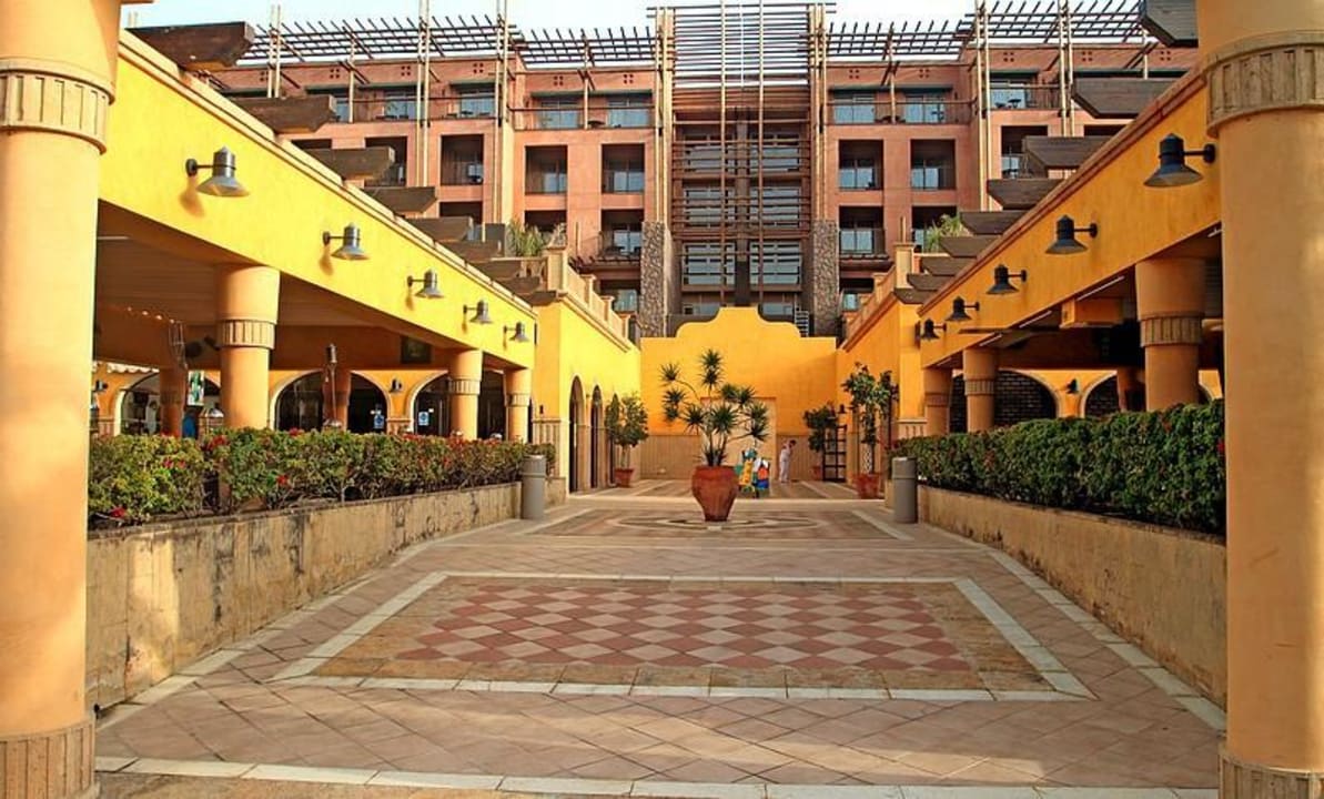 Hotel od strony miasta Lopesan Baobab Resort