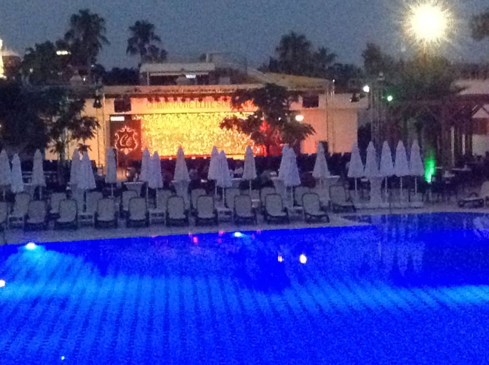 Gr. Pool mit Blick auf die Bühne f. Abendveranstal Commodore Elite Suites & Spa - Adults only