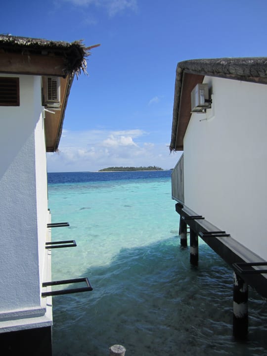 Zwischen den Wasservillen NH Collection Maldives Reethi Resort