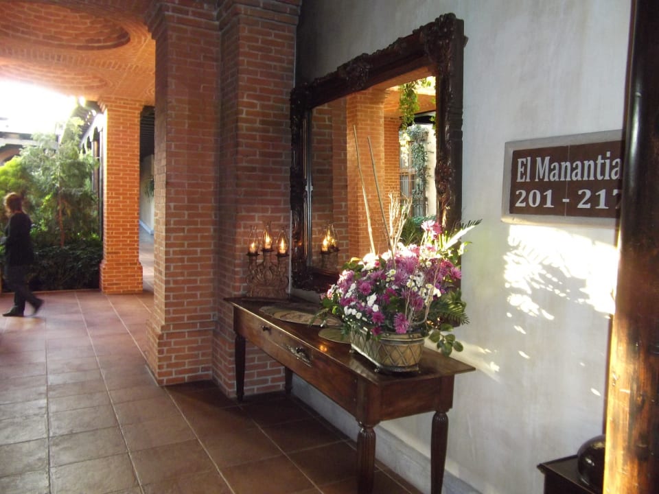 Möbel auf dem Gang Hotel Camino Real Antigua