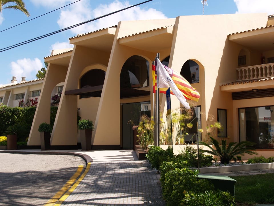 Auffahrt/Eingangsbereich Iberostar Waves Pinos Park