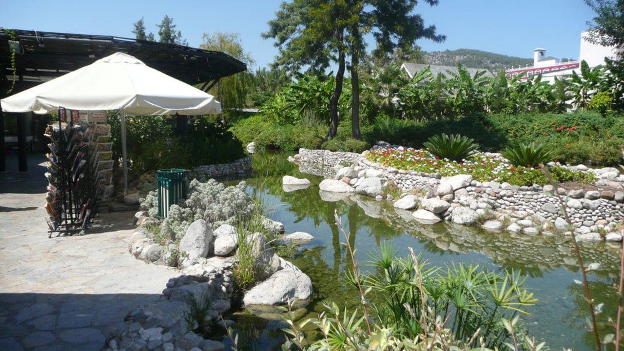 Garten mit Fisch-Teich Limak Limra Hotel & Resort