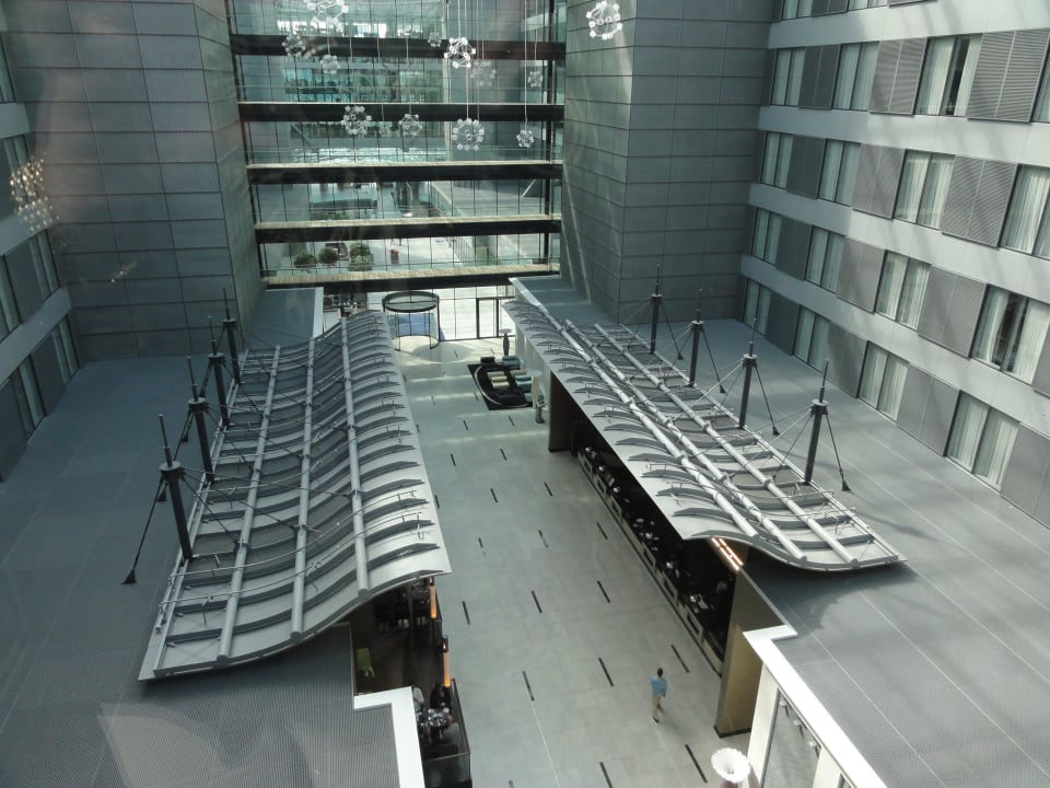 Blick vom Flur 9. OG in die Lobby Hilton Frankfurt Airport