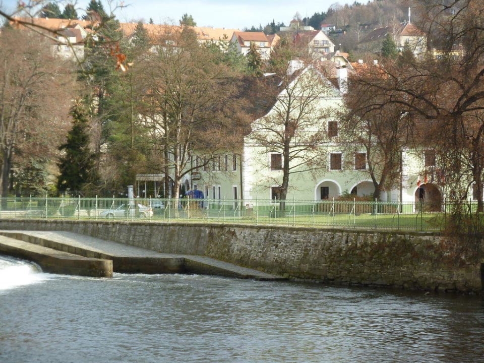 Blick über Moldau zu Hotel Hotel Gold