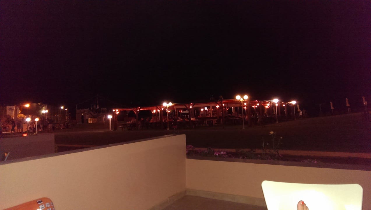 Blick auf die Pool/Beachbar am Abend. Kiani Beach Resort Family All Inclusive
