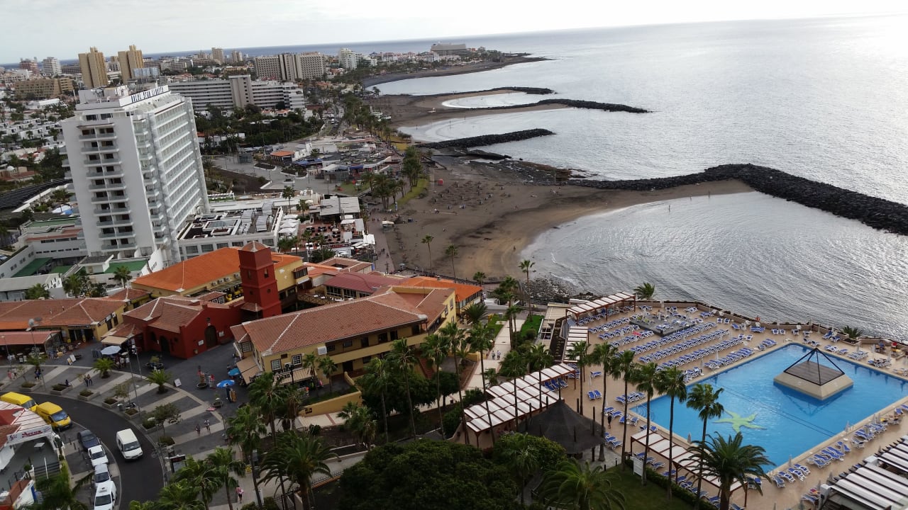 Sicht auf wenig genutzten Pool Iberostar Waves Bouganville Playa