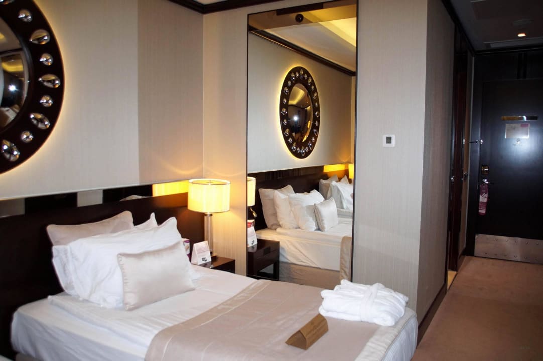 Zimmer und deren Ausstattung. Hotel Crowne Plaza Bursa Convention Center & Thermal Spa