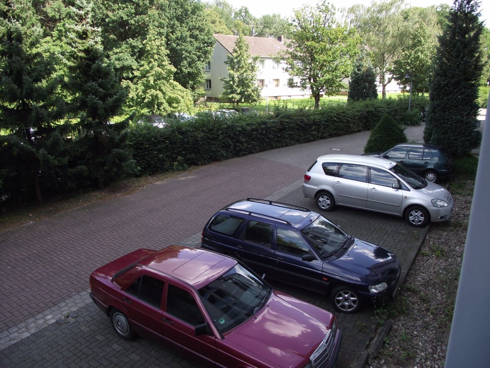 Parkplätze hinter dem Hotel Leonardo Hotel Hannover Airport