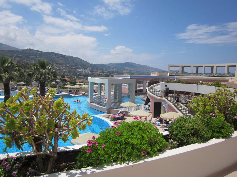 Sicht auf die Poolanlage  Athina Palace Resort & Spa