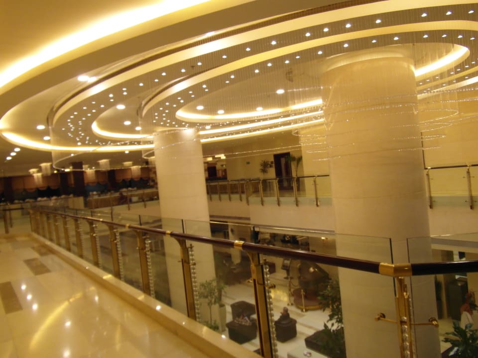 Blick auf die Lobby aus der ersten Etage Parsian Azadi Hotel